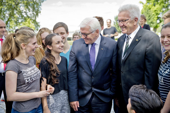 Marbach am Neckar, Deutsches Literaturarchiv: Bundespräsident Frank-Walter Steinmeier (2.v.r.) und Ministerpräsident Winfried Kretschmann (r.)