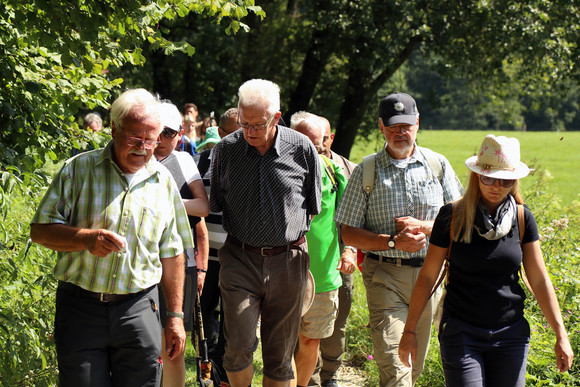 Wanderung auf dem Wasserfallsteig in Bad Urach: Ministerpräsident Winfried Kretschmann (M.) im Gespräch