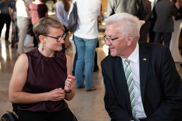 Ministerpräsident Winfried Kretschmann (r.) im Gespräch mit Lena Forster (l.)