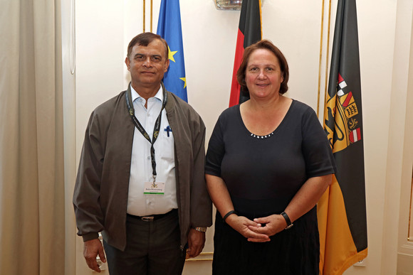 Gespräch Besuch einer Delegation aus Nepal Staatssekretärin Theresa Schopper (r.) und der nepalesische Staatssekretär Dinesh Thapaliya (l.) (Bild: Staatsministerium Baden-Württemberg)