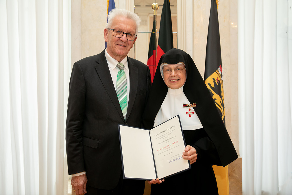 Ministerpräsident Winfried Kretschmann (l.) und Schwester Martina Merkle (r.) (Bild: Staatsministerium Baden-Württemberg)