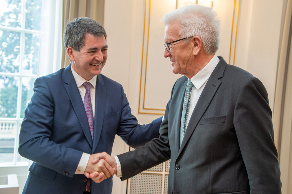 Ministerpräsident Winfried Kretschmann (l.) empfängt den Präsidenten der Région Grand Est, Jean Rottner (r.) (Bild: Staatsministerium Baden-Württemberg)