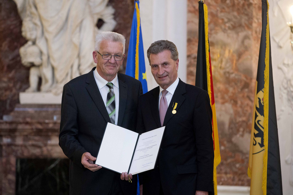 Ministerpräsident Winfried Kretschmann (l.) und Kommissar Günther H. Oettinger (r.), Ministerpräsident a. D.