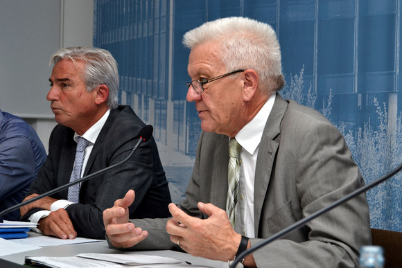 Ministerpräsident Winfried Kretschmann (r.) und Innenminister Thomas Strobl (l.)