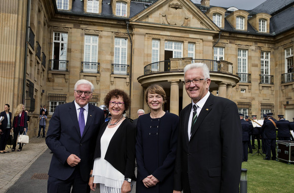 Stuttgart, Villa Reitzenstein: Bundespräsident Frank-Walter Steinmeier (l.), seine Frau Elke Büdenbender (2.v.r.), Ministerpräsident Winfried Kretschmann (r.) und dessen Frau Gerlinde Kretschmann (2.v.l.)