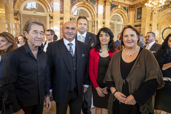 v.l.n.r.: Peter Maffay, Daniel Strauß Vorsitzender des Landesverbands Deutscher Sinti und Roma, Landtagspräsidentin Muhterem Aras und Staatsministerin Theresa Schopper (Bild: Staatsministerium Baden-Württemberg)