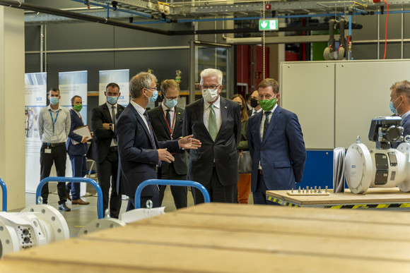 Ministerpräsident Winfried Kretschmann (v.M.) und der sächsische Ministerpräsident Michael Kretschmer (v.r.) bei der Firma SICK Engineering GmbH in Ottendorf-Okrilla (Bild: Staatsministerium Baden-Württemberg)