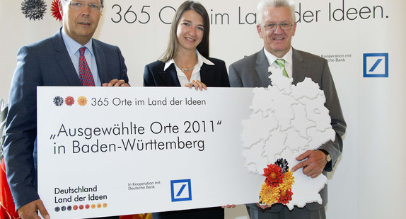 v.l.n.r.: Rainer Grähling (Deutsche Bank), Ariane Derks (Deutschland – Land der Ideen), und Ministerpräsident Winfried Kretschmann (Foto: © Deutschland – Land der Ideen)