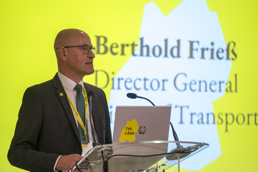 Berthold Frieß, Ministerialdirektor des Verkehrsministeriums Baden-Württemberg, hält eine Begrüßungsrede.