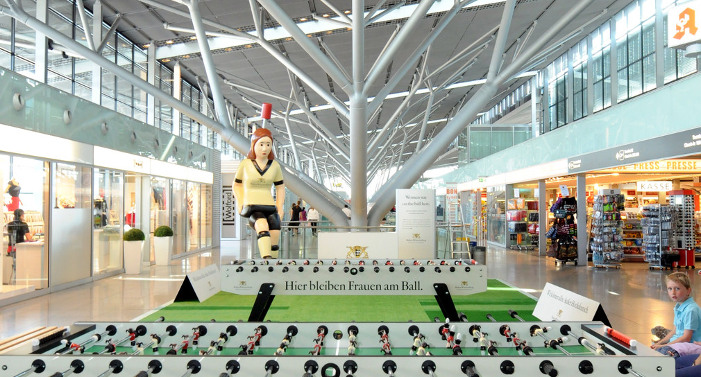 In der Abflughalle (Terminal 2) am Stuttgarter Flughafen erwarten die Reisenden ein Fußballareal, Informationen zur WM in Sinsheim und zwei Achter-Tischkicker.