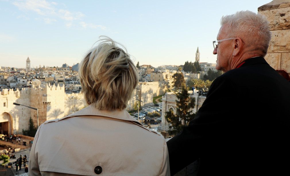 Ministerpräsident Winfried Kretschmann (r.) und Wirtschaftsministerin Nicole Hoffmeister-Kraut (l.) blicken auf Jerusalem