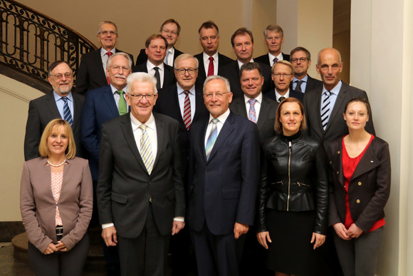 Gruppenbild mit Ministerpräsident Winfried Kretschmann (vorne, 2.v.l.) und den Spitzen der Industrie- und Handelskammern Baden-Württembergs