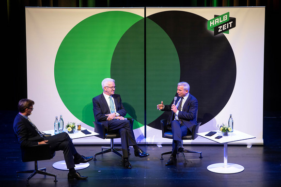 v.l.n.r.: Moderator Stefan Lutz (Südkurier), Ministerpräsident Winfried Kretschmann und Innenminister Thomas Strobl (Bild: Staatsministerium Baden-Württemberg)