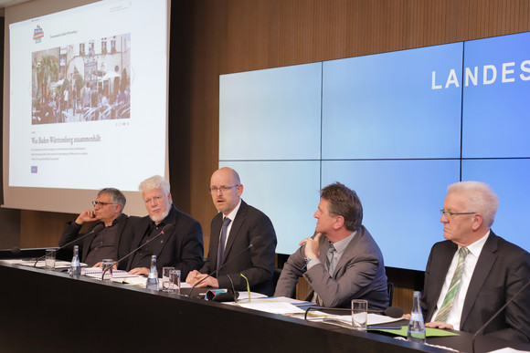 v.r.n.l.: Ministerpräsident Winfried Kretschmann, Sozial- und Integrationsminister Manne Lucha, Dr. Kai Unzicker (Bertelsmann Stiftung), Prof. Dr. Klaus Boehnke (Jacobs University, Bremen) und der stellvertretende Regierungssprecher Arne Braun bei der Regierungspressekonferenz (Bild: Staatsministerium Baden-Württemberg)