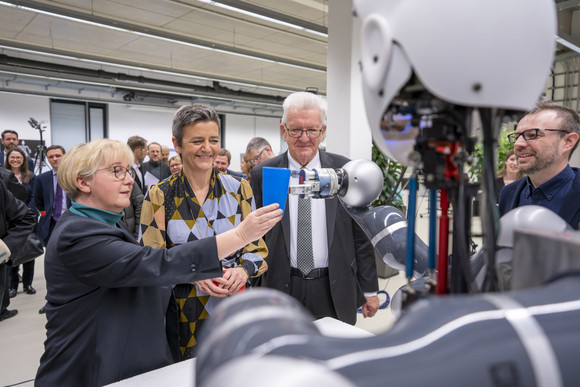 Ministerpräsident Winfried Kretschmann (r.), Wissenschaftsministerin Theresia Bauer (l.) und die Exekutiv-Vizepräsidentin der EU-Kommission, Margrethe Vestager (M.), im Cyber Valley in Tübingen (Bild: Staatsministerium Baden-Württemberg)