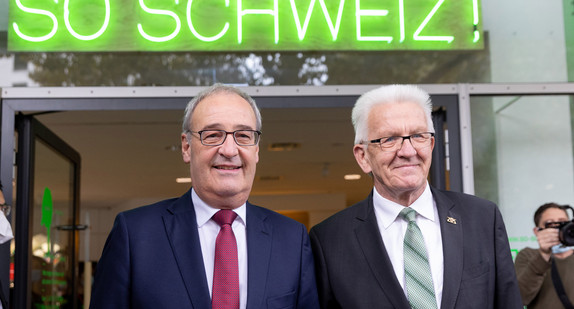 Der Schweizer Bundespräsident Guy Parmelin (links) und Ministerpräsident Winfried Kretschmann (rechts) vor dem Pop-up House of Switzerland in Stuttgart.