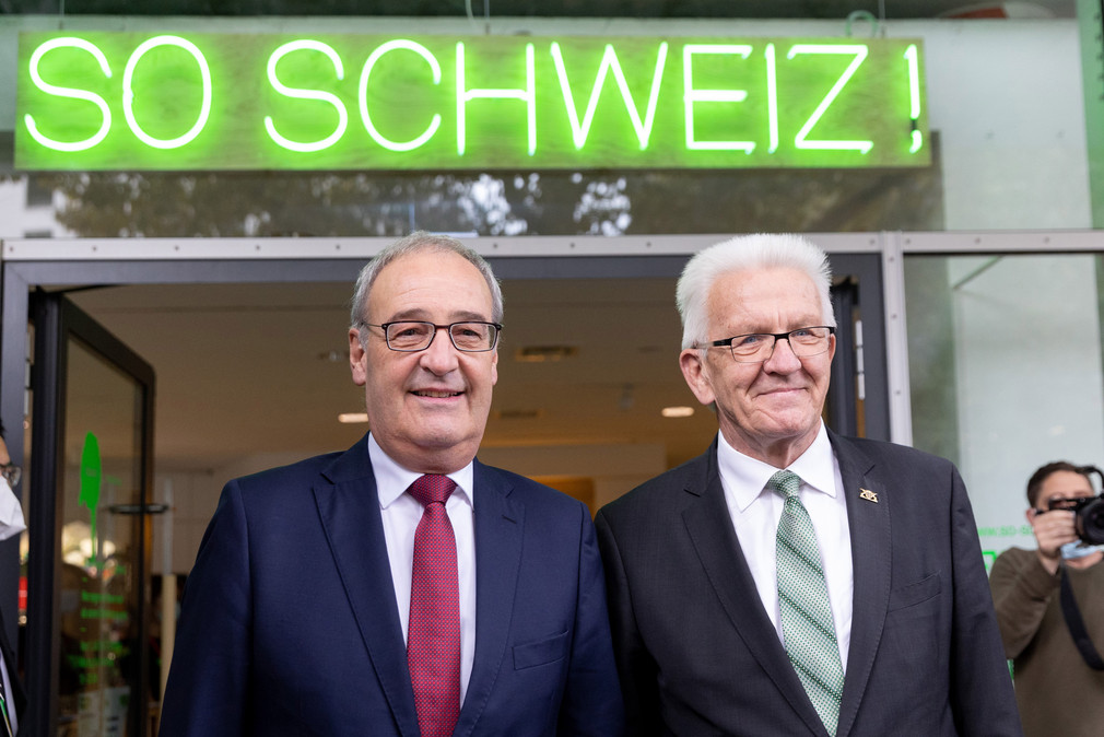 Der Schweizer Bundespräsident Guy Parmelin (links) und Ministerpräsident Winfried Kretschmann (rechts) vor dem Pop-up House of Switzerland in Stuttgart.