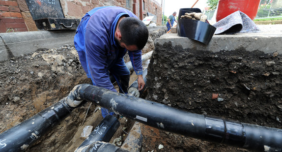 Arbeiter verlegen Rohre für ein Wärmenetz. (Foto: © dpa)