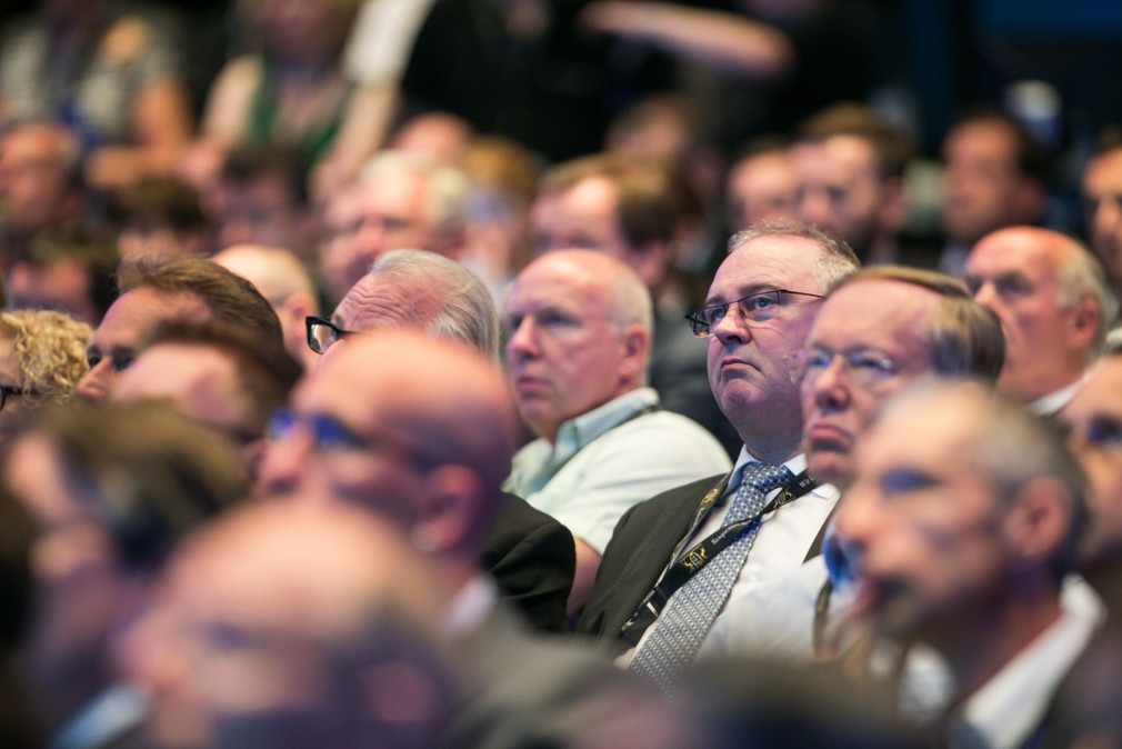Blick ins Publikum während des Eröffnungsplenums des Kongresses „Digitaler Wandel“ (Foto: Mathis Wienand)