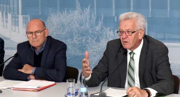 Ministerpräsident Winfried Kretschmann (r.) und Verkehrsminister Winfried Hermann  (l.)