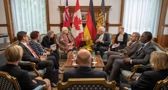 Ministerpräsident Winfried Kretschmann (r.) im Gespräch mit der Lieutenant Governor der Provinz Ontario, Elizabeth Dowdeswellam (l.) (Foto: Staatsministeium Baden-Württemberg)