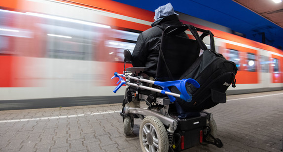 Ein Rollstuhlfahrer steht mit seinem Elektro-Rollstuhl am Bahnhof an einem Gleis. (Bild: picture alliance/Marijan Murat/dpa) Ein Rollstuhlfahrer steht mit seinem Elektro-Rollstuhl am Bahnhof an einem Gleis. (Bild: picture alliance/Marijan Murat/dpa)