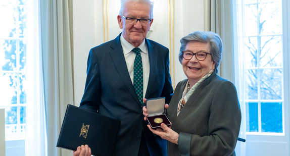 Ministerpräsident Winfried Kretschmann (l.) und Ministerin a. D. Dr. Marianne Schultz-Hector (r.) (Bild: © Björn Hänssler / BW Stiftung)
