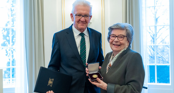 Ministerpräsident Winfried Kretschmann (l.) und Ministerin a. D. Dr. Marianne Schultz-Hector (r.) (Bild: © Björn Hänssler / BW Stiftung)