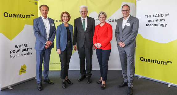 von links nach rechts: QuantumBW-Sprecher Dr. Volkmar Denner, Wissenschaftsministerin Petra Olschowski, Ministerpräsident Winfried Kretschmann, Wirtschaftsministerin Dr. Nicole Hoffmeister-Kraut und QuantumBW-Sprecher Professor Joachim Ankerhold