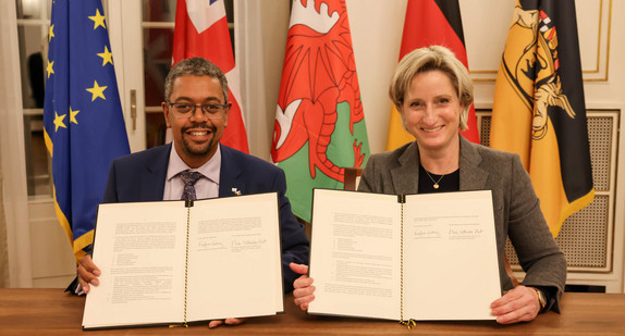 Wirtschaftsministerin Dr. Nicole Hoffmeister-Kraut (rechts) und der walisische Wirtschaftsminister Vaughan Gething (links) präsentieren die gemeinsame Erklärung zur Zusammenarbeit zwischen Baden-Württemberg und Wales.