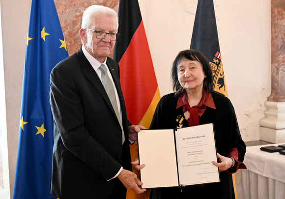 Auszeichnung Verdienstorden des Landes an 24 verdiente Persönlichkeiten Ministerpräsident Winfried Kretschmann (links) und Prof. Sontraud Speidel (rechts)