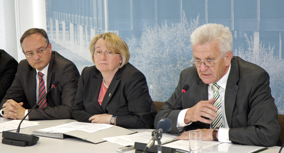 v.l.n.r.: Kultusminister Andreas Stoch, Wissenschaftsministerin Theresia Bauer und Ministerpräsident Winfried Kretschmann