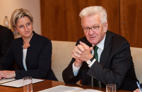 Ministerpräsident Winfried Kretschmann (r.) und die Ministerin für Wirtschaft, Arbeit und Wohnungsbau, Nicole Hoffmeister-Kraut (l.) (Quelle: Vertretung des Landes Baden-Württemberg bei der Europäischen Union/FKPH)