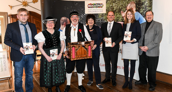 v.l.n.r.: Gregor Swierczyna (Kulturamtsleiter der Stadt Waldkirch), ein Trachtenpaar, Staatsrätin Gisela Erler, der Waldkircher Oberbürgermeister Roman Götzmann, Anna Scholand (Leiterin der Geschäftsstelle Heimattage Baden-Württemberg 2018 in Waldkirch) und Erich Birkle (Vorsitzender des Landesausschusses für Heimatpflege) (© Foto: Stadt Waldkirch)