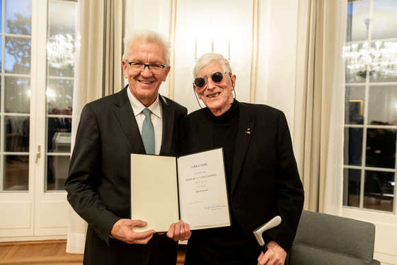 Ministerpräsident Winfried Kretschmann (l.) und Tomi Ungerer (r.) (Bild: Staatsministerium Baden-Württemberg)