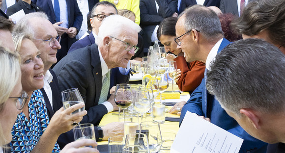 Politisches Sommerfest 60. Stallwächterparty: Aus Tradition in die Zukunft SWP 2025: Ministerpräsident Winfried Kretschmann und Bundeskanzler Friedrich Merz bei der 60. Stallwächterparty 2025