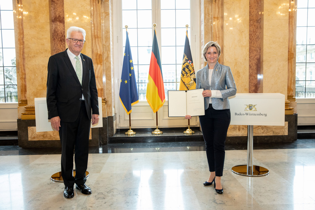 Ministerpräsident Winfried Kretschmann (l.) und Dr. Nicole Hoffmeister-Kraut (r.), Ministerin für Wirtschaft, Arbeit und Tourismus