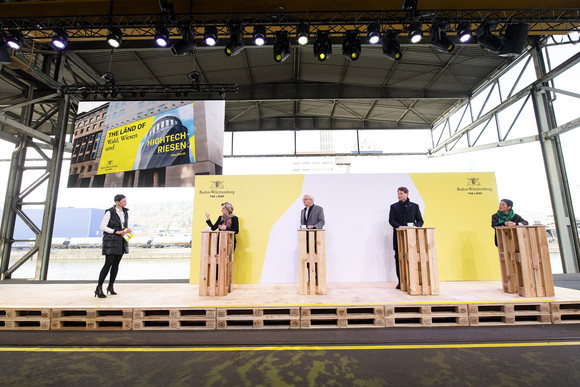 von links nach rechts: Moderatorin Kimsy von Reischach, Wirtschaftsministerin Dr. Nicole Hoffmeister-Kraut, Ministerpräsident Winfried Kretschmann, Ola Källenius, Vorstandsvorsitzender der Daimler AG, und die Zwei-Sterne-Köchin Douce Steiner bei der Presekonferenz im Hafen von Stuttgart