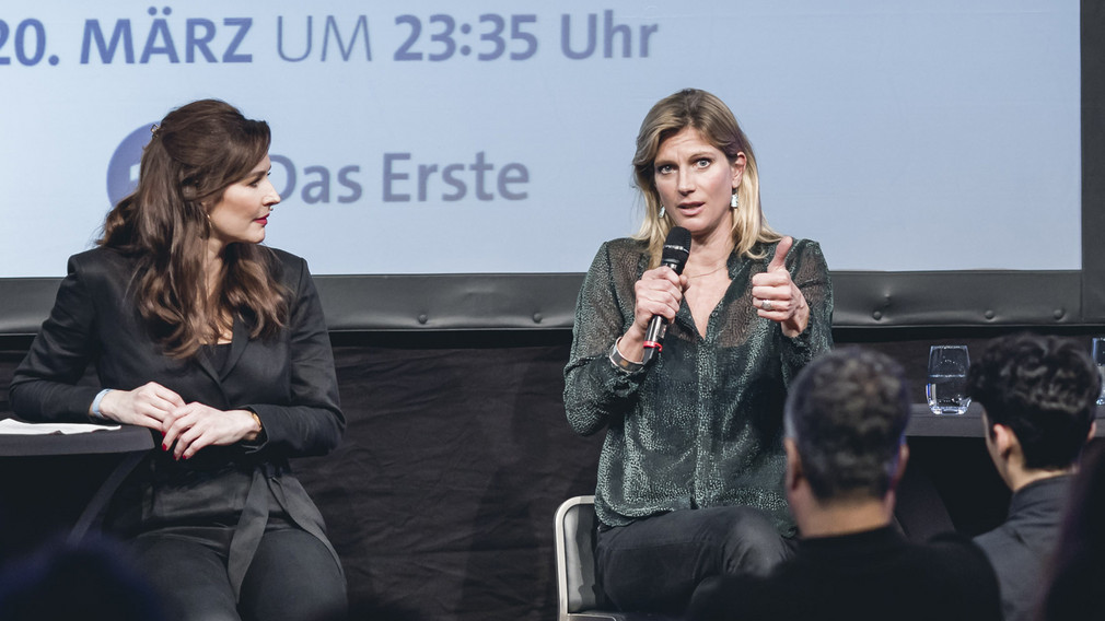 Moderatorin Katrin Bauerfeind und Transformationsforscherin Prof. Maja Göpel sitzen auf der Barhockern auf der Bühne