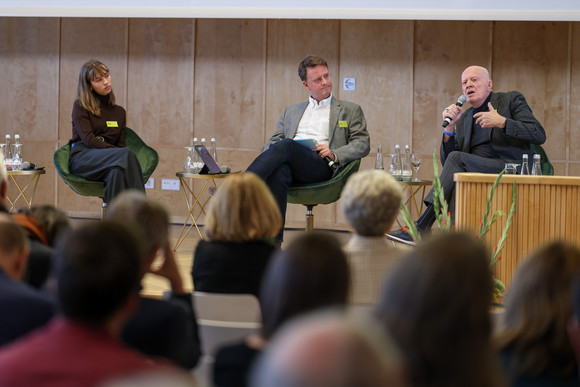 Podiumsdiskussion mit Pauline Brünger (links), Fridays for Future, Moderator Benno Stieber (Mitte) und Ralf Fücks (rechts), Geschäftsführer Zentrum Liberale Moderne 