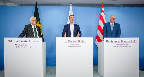 Winfried Kretschmann, Ministerpräsident von Baden-Württemberg, Markus Söder, Ministerpräsident von Bayern, und Andreas Bovenschulte, Bürgermeister von Bremen, geben eine Pressekonferenz im Haus der Bundespressekonferenz zu Forderungen von Bayern, Baden-Württemberg und Bremen für den Raumfahrtstandort Deutschland und die ESA-Ministerratskonferenz 2025.