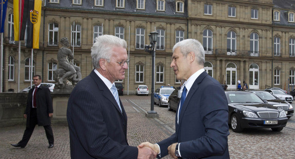 Ministerpräsident Winfried Kretschmann (l.) begrüßt den Staatspräsidenten der Republik Serbien, Boris Tadi&#263; (r.), am 25. Oktober 2011 vor dem Neuen Schloss in Stuttgart.