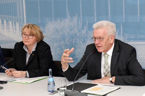 Ministerpräsident Winfried Kretschmann (r.) und Wissenschaftsministerin Theresia Bauer (l.)