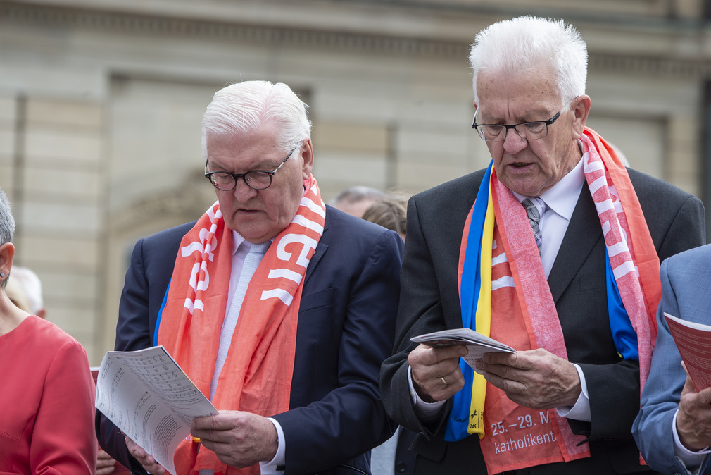Bundespräsident Frank-Walter Steinmeier (l.) und Ministerpräsident Winfried Kretschmann (r.) singen beim zentralen Gottesdienst auf dem Stuttgarter Schlossplatz.