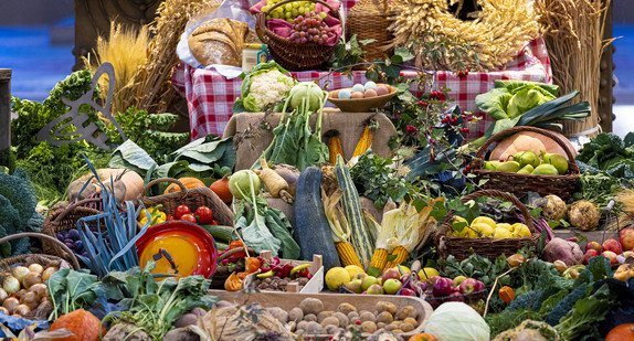 Ernteprodukte liegen vor einem Altar.