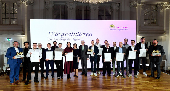 Ministerpräsident Winfried Kretschmann mit den Gewinnern des Landespreises für junge Unternehmen 2024