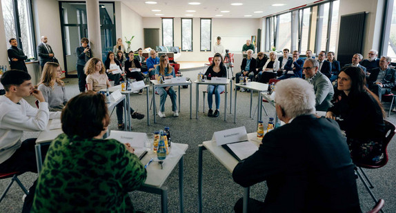 Gesprächsrunde mit Ministerpräsident Winfried Kretschmann (vorne rechts) und Kultusministerin Theresa Schopper (vorne links)