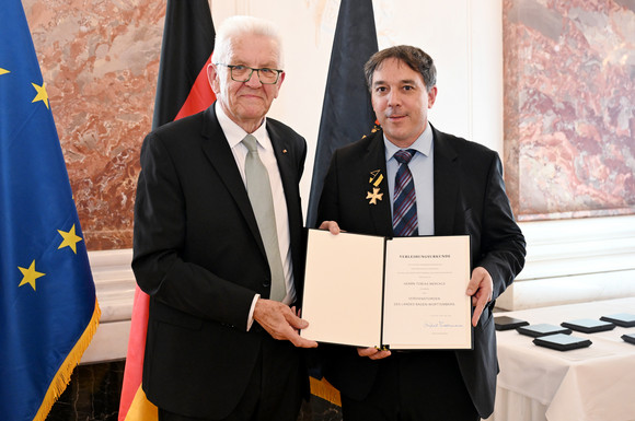 Auszeichnung Verdienstorden des Landes an 24 verdiente Persönlichkeiten Ministerpräsident Winfried Kretschmann (links) und Tobias Merckle (rechts)