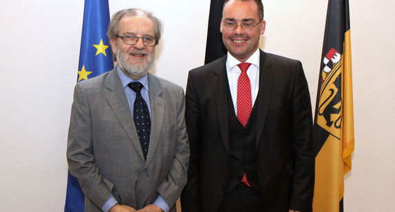 Minister Peter Friedrich (r.) und der argentinische Botschafter Daniel Adan Dziewezo Polski (l.)