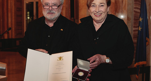 Staatssekretär Klaus-Peter Murawski (l.) und Rosemarie Vogt (r.)